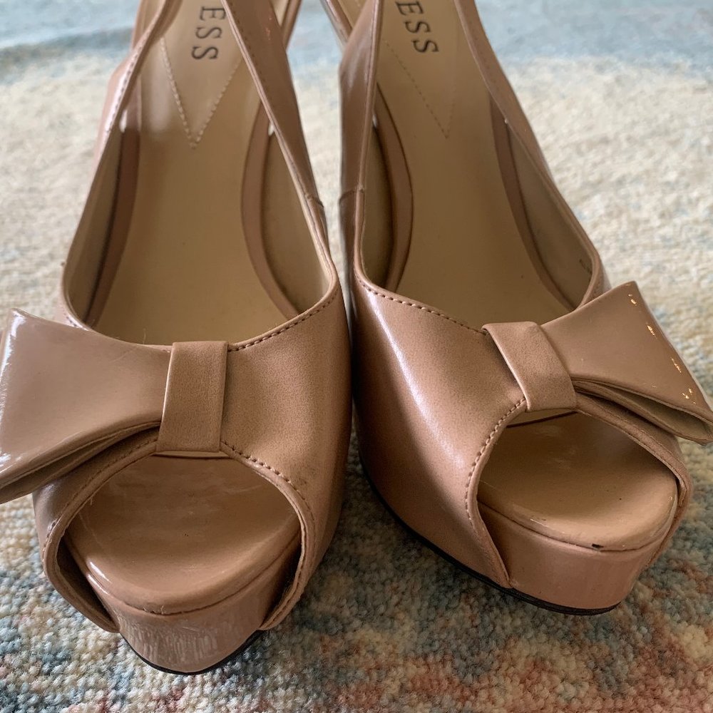 Guess Peep-toe Bow Pump in Nude